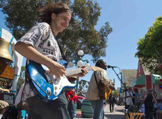 Toomes jamming with Izmskzm.